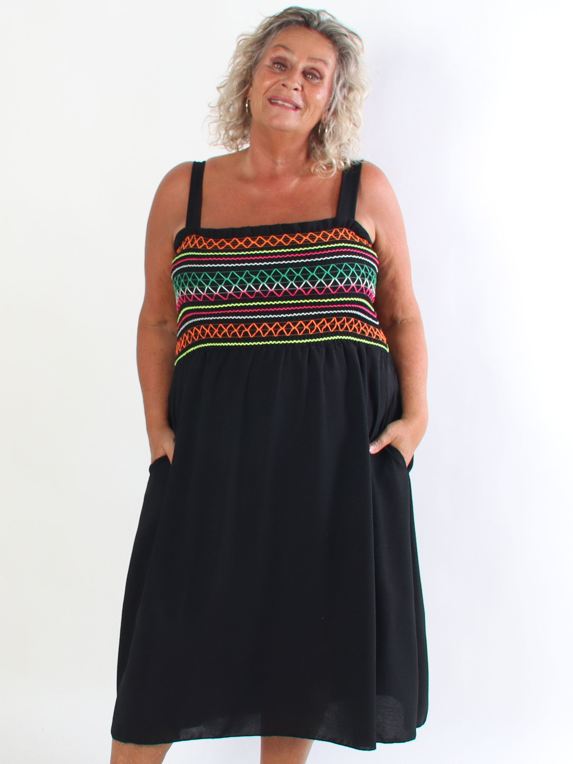 Aniel - Plus size sommerkjole i viskose med smock over brystet pyntet med farvede tråde